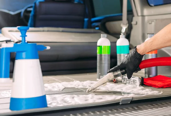 Araba kimyageri. Araba bagajının kimyasal tedavisi.