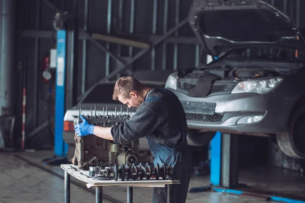 Mestre recolhe um motor reconstruído para o carro — Fotografia de Stock