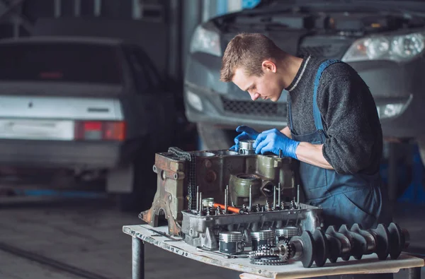 Master araba için yeniden inşa edilmiş bir motor toplar — Stok fotoğraf