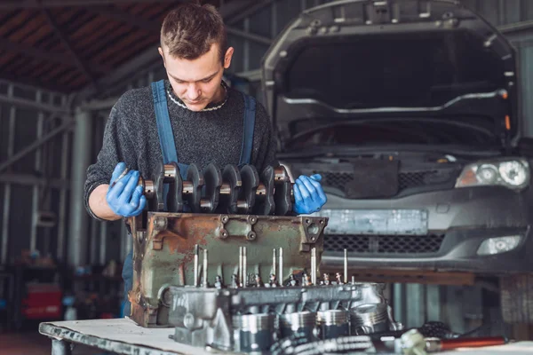 Master recoge un motor reconstruido para el coche — Foto de Stock