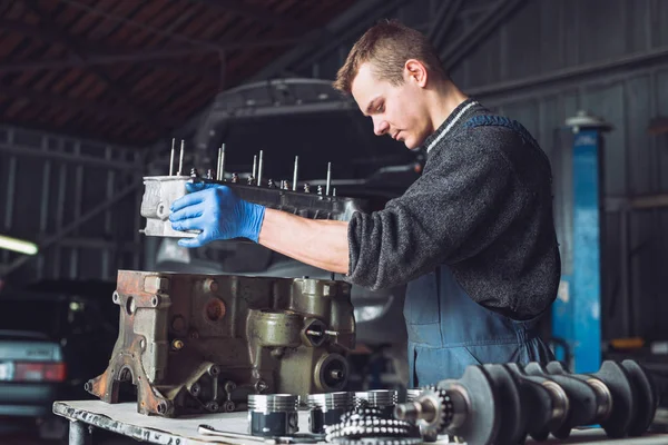 Master araba için yeniden inşa edilmiş bir motor toplar — Stok fotoğraf