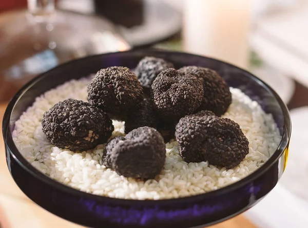 桌子上的米饭上的黑松露蘑菇 — 图库照片