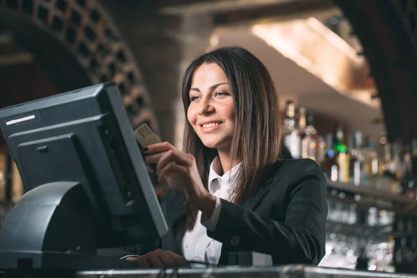 Μικρές επιχειρήσεις, άτομα και υπηρεσίες ιδέα-χαρούμενη γυναίκα ή σερβιτόρος ή μάνατζερ στην ποδιά με πάγκο με μετρητά — Φωτογραφία Αρχείου
