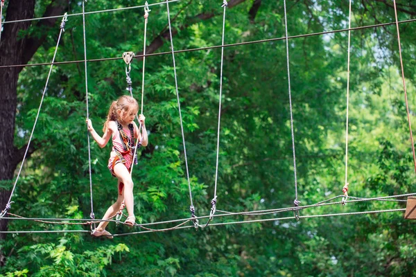 Glückliche Schulmädchen genießen an einem Sommertag Aktivitäten im Klettererlebnispark, — Stockfoto