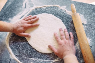 Malzemelerle hamur yoğurun. Mutfak ve pizza konsepti