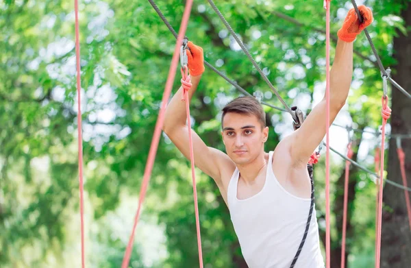 L'homme passe son temps libre dans un cours de cordes. Homme engagé dans un parc à cordes. — Photo