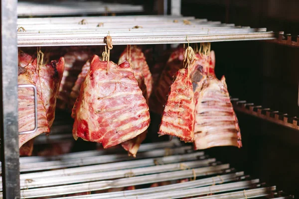 Fumar carne en el ahumadero, la industria cárnica . — Foto de Stock