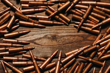 Tahta arka plandaki kurşunlar. Askeri kavram.