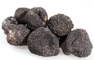 Beyaz arka planda siyah trüf mantarları izole edildi.