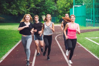 Bir yarış pistinde çalışan profesyonel koşucu