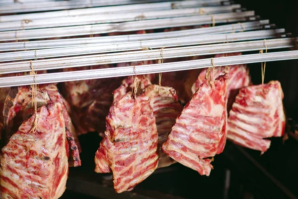Rökkött i rökhuset, köttindustrin. — Stockfoto