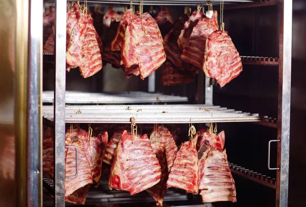 Fumar carne en el ahumadero, la industria cárnica . — Foto de Stock