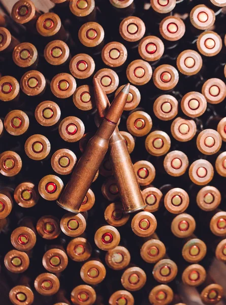 Balas em um fundo de madeira. Conceito militar . — Fotografia de Stock