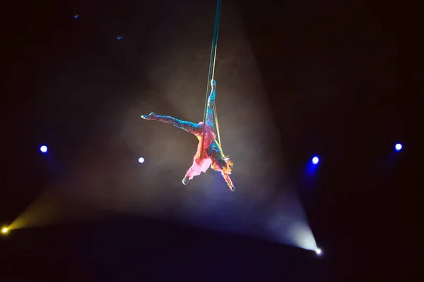 Rendimiento de la chica acróbata aérea en el circo . — Foto de Stock