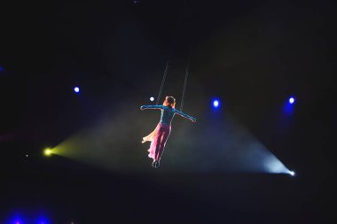 Sirkte kız hava akrobat performansı.