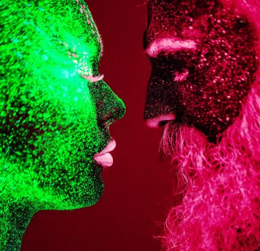 Kavram. Ultraviyole tozuyla boyanmış sakallı bir erkek ve kadının portresi