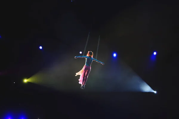 Performance de la fille acrobate aérien dans le cirque . — Photo