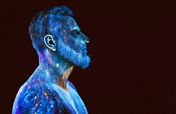 Kavram. Sakallı bir adam portresi. Adam ultraviyole toz boyalı