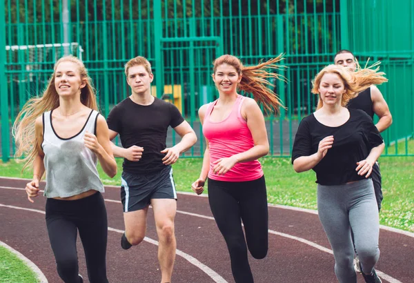 Bir yarış pistinde çalışan profesyonel koşucu