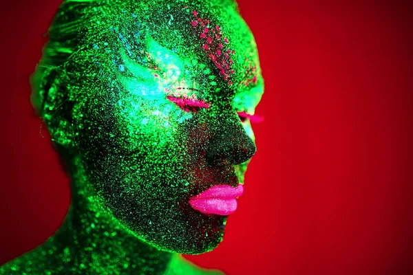 Portret dziewczynki namalowany w proszku fluorescencyjnym. — Zdjęcie stockowe