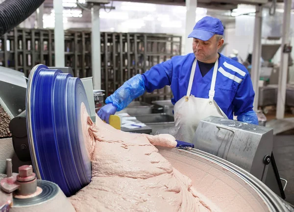 La carne nel Macinatore. l'industria della carne — Foto Stock