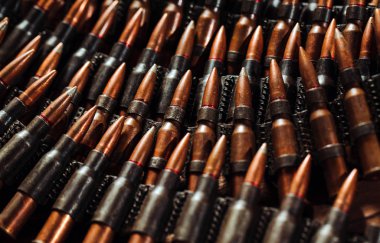 Tahta arka plandaki kurşunlar. Askeri kavram.