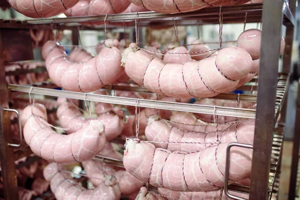 Fabrication de saucisses, production alimentaire dans l'usine . — Photo