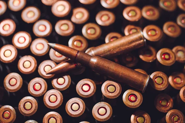 Balas em um fundo de madeira. Conceito militar . — Fotografia de Stock