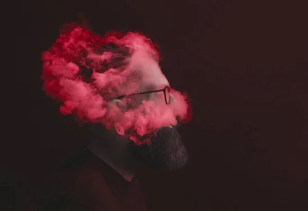 Concepto. El humo envolvió al jefe. Retrato de un hombre barbudo y elegante con humo. Humo de segunda mano —  Fotos de Stock