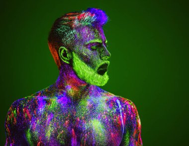 Kavram. Sakallı bir adam portresi. Adam ultraviyole toz boyalı