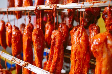 Fırında jambon füme. Sosis üretim fabrikası