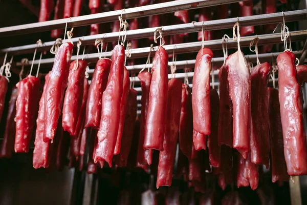 Jamón ahumado en el horno. Producción de salchichas en la fábrica . — Foto de Stock