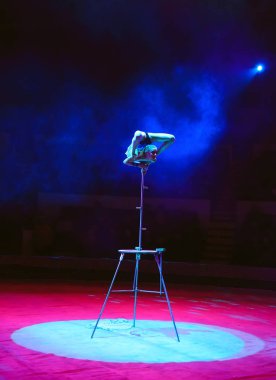 Sirkte akrobat kız performansı.