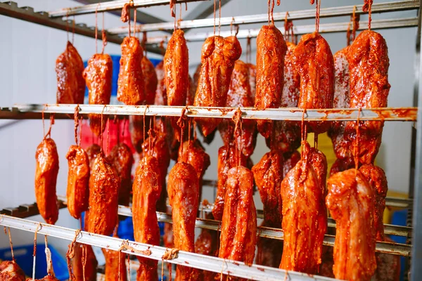 Jamón ahumado en el horno. Producción de salchichas en la fábrica — Foto de Stock