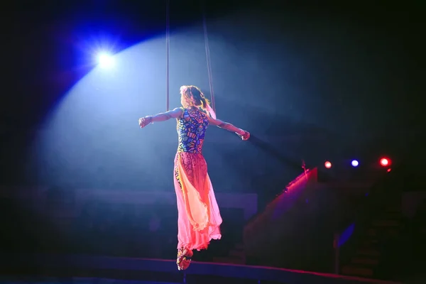 Prestaties van het meisje luchtfoto acrobaat in het circus. — Stockfoto