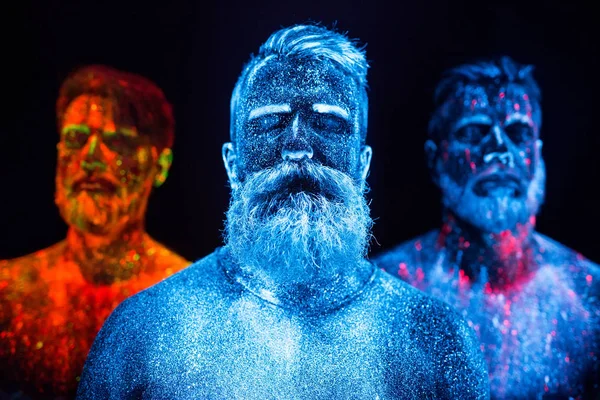 粉に描かれた三人の髭の男の肖像 — ストック写真