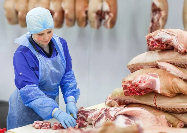 Snijden van vlees in slachthuis bij vleesproductie. — Stockfoto