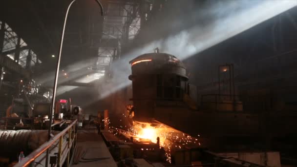 Stahlproduktion in Elektroöfen. Riesige Eisenhütten. — Stockvideo