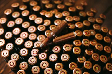 Tahta arka plandaki kurşunlar. Askeri kavram.