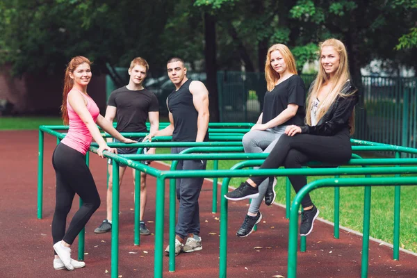 Les jeunes se reposent après une séance d'entraînement sur le terrain de sport . — Photo