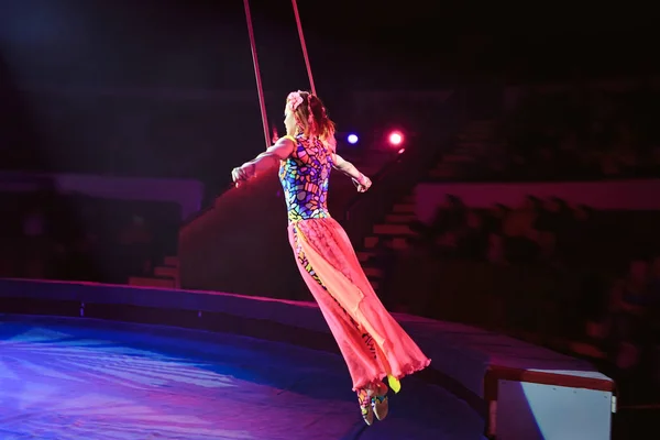 Prestaties van het meisje luchtfoto acrobaat in het circus. — Stockfoto