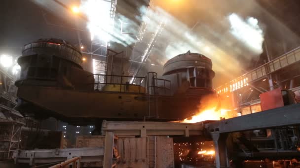 Steel production in electric furnaces. Huge ironworks. — Stock Video