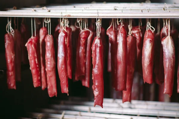 Jambon fumé au four. Production de saucisses dans l'usine . — Photo