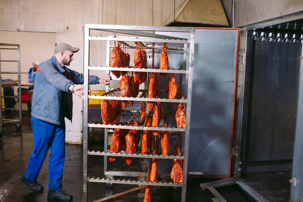 Jamón ahumado en el horno. Producción de salchichas en la fábrica . — Foto de Stock