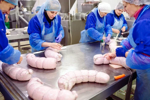 Slagers verwerken worst in de vlees fabriek. — Stockfoto