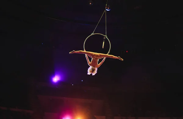 Acróbata aérea en el ring. Una chica joven realiza los elementos acrobáticos en el anillo de aire — Foto de Stock