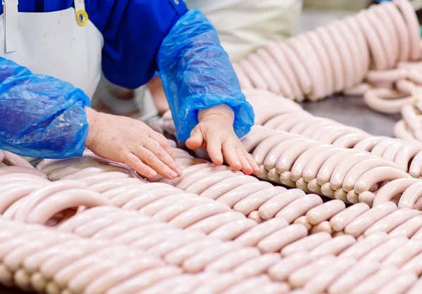 Bouchers transformant des saucisses à l'usine de viande . — Photo