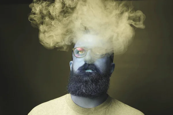 Концепция. Дым окутал главу. Портрет бородатого, стильного человека с дымом. Вторичное курение . — стоковое фото