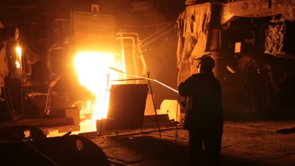 Staalproductie in elektrische ovens. Enorme ijzerfabriek. — Stockvideo
