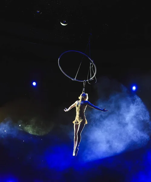 Acróbata aérea en el ring. Una chica joven realiza los elementos acrobáticos en el anillo de aire — Foto de Stock